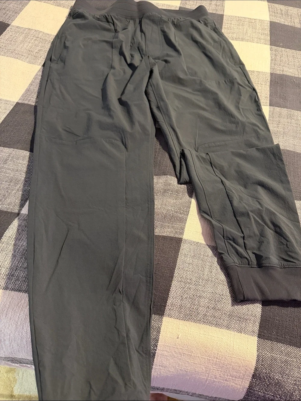 ALO Yoga Men's Jogger Pants in Charcoal